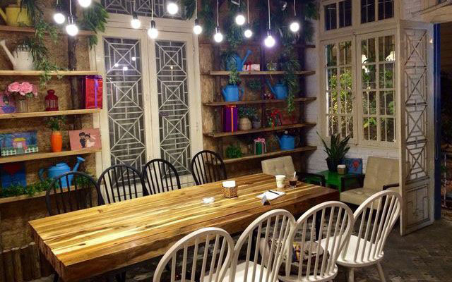 Hoa 10 Giờ – Floral & Book Cafe