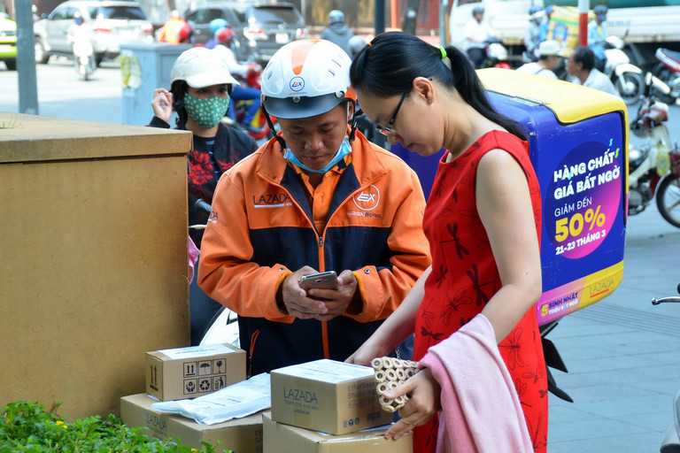 Lazada có cho kiểm tra hàng trước khi nhận không? Câu trả lời là không